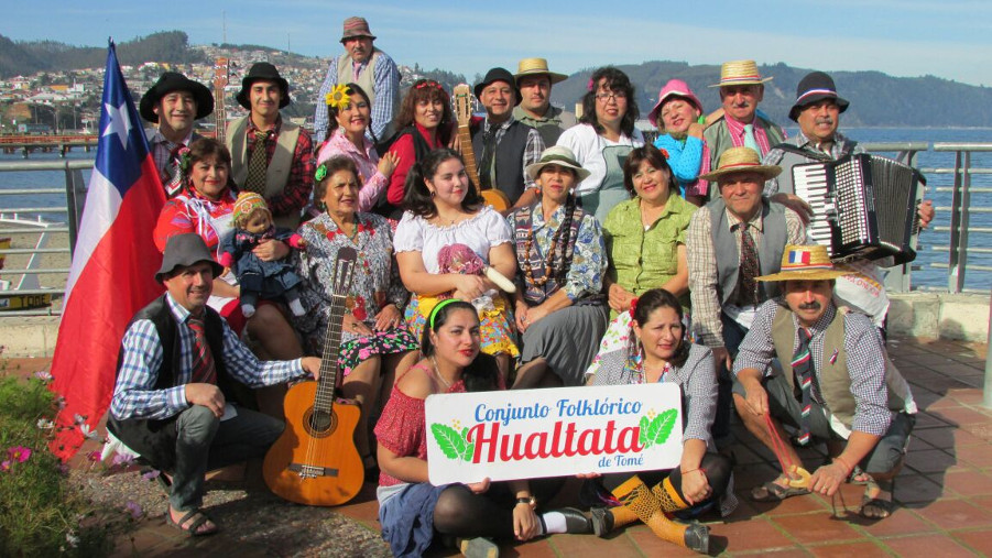 El conjunto Hualtata junto al mar, con su letrero